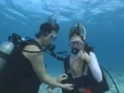 島國女子潛水在水里玩過激性爱